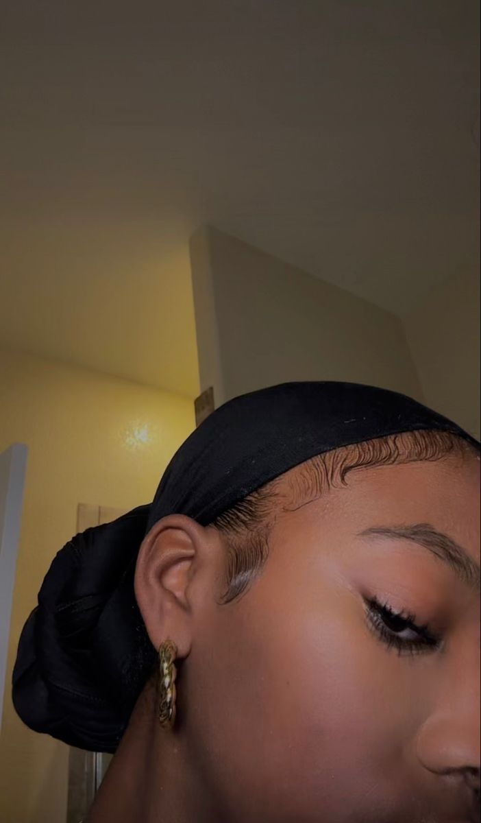 Head Wrap Low Bun, Low Headwrap Styles, Head Wrap Bun, Headwrap Styles For Short Hair, Headscarf Bun, Doek Styles, Black Headwrap, Christian Veiling, Headwrap Styles