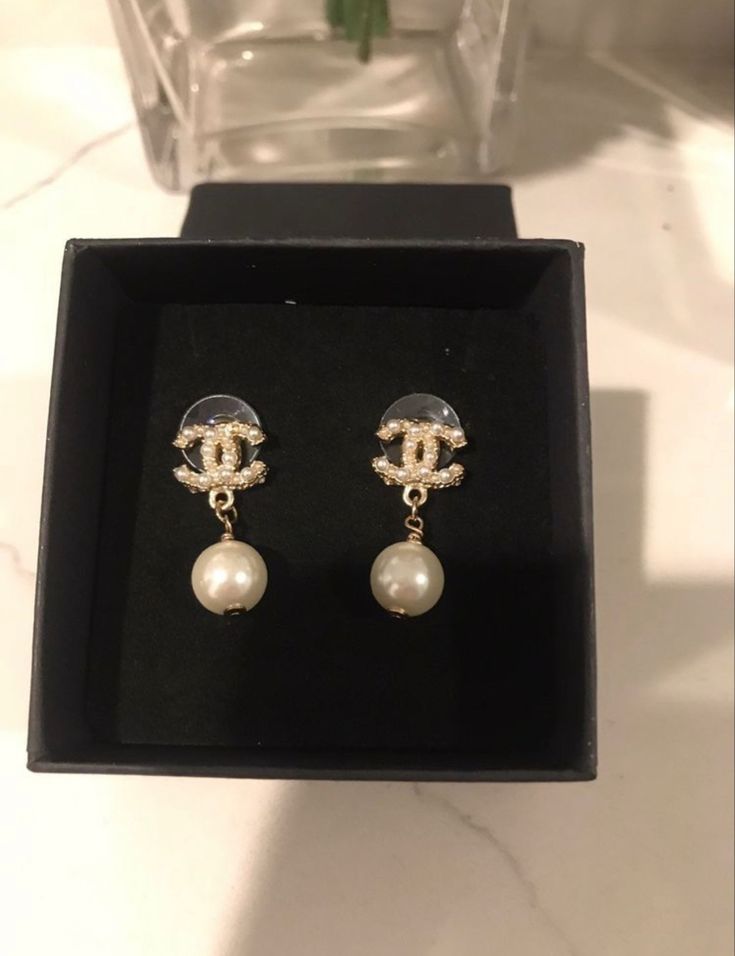 Chanel Pearl Earrings, Channel Earrings, Earrings Outfit, Chanel Pearl, Engagement Rings Diamond, Chanel Pearls, Pearl Earrings Wedding, Dior Jewelry, Chanel Earrings