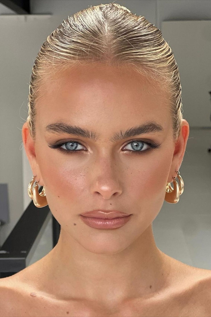 natural radiance that keeps on shining✨ @kiana.flanet by mua @xenia.elise. Bronze Makeup Look, Ball Makeup, Sultry Makeup, Gucci Clothes, Coquette Fashion, Bronze Makeup, Natural Glowy Makeup, Formal Makeup, Makeup For Blondes