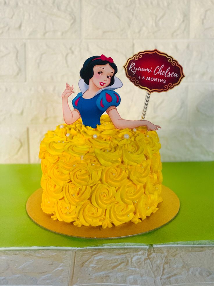 there is a cake that looks like snow white