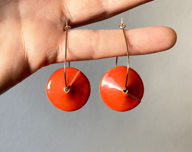 Bright orange/red ceramic hanging earrings, round earrings, gold-plated drop earrings, handmade, unique jewelry, statement jewelry Elegant and minimalist. Light hanging earrings (gold-plated) in drop shape for threading, shiny orange/red glazed. The size is slightly variable, as each earring is unique, the sizes given are approximate measurements, the shape can vary slightly, this is the wonderful unique character of handmade items. The price indicated refers to one pair of earrings. Overall siz Red Orange Color, Red Ceramic, Ceramic Earrings, Light Hanging, Ceramic Earring, Jewelry Elegant, Earrings Round, Hanging Earrings, Jewelry Statement