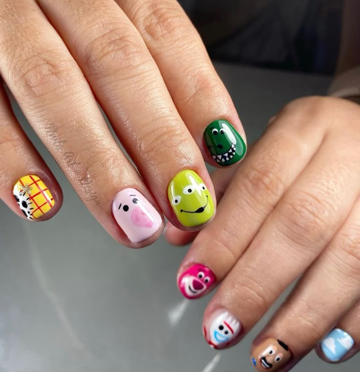 Toy Story Short Nails, Toy Story Nail Art, Desain Nail Art, Funky Nail Art Ideas, Toy Story Nails, Acrylics Nails, Disney Inspired Nails, Disney Outfit Inspo, Kutek Disney