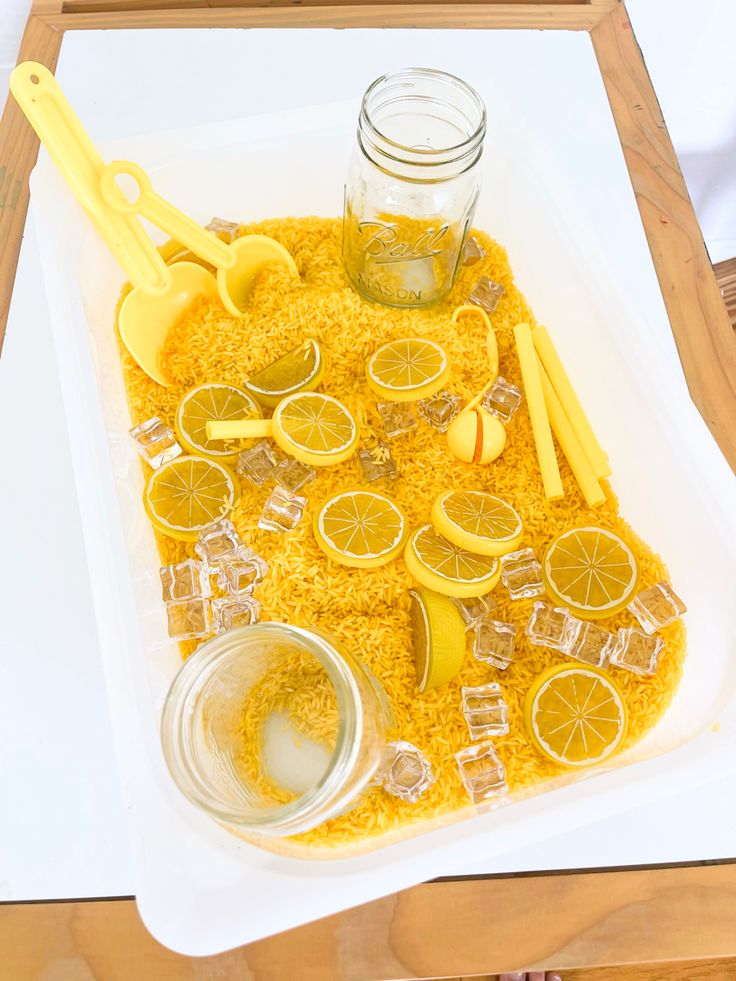 Sensory bin for kids for summer! Make a lemonade stand Lemon Sensory Play, Lemonade Art Preschool, Lemonade Sensory Bin, Lemon Activities For Kids, Lemonade Stand For Kids, Food Art Lunch, Summer Activity For Kids, Preschool Tables, Toddler Sensory Bins