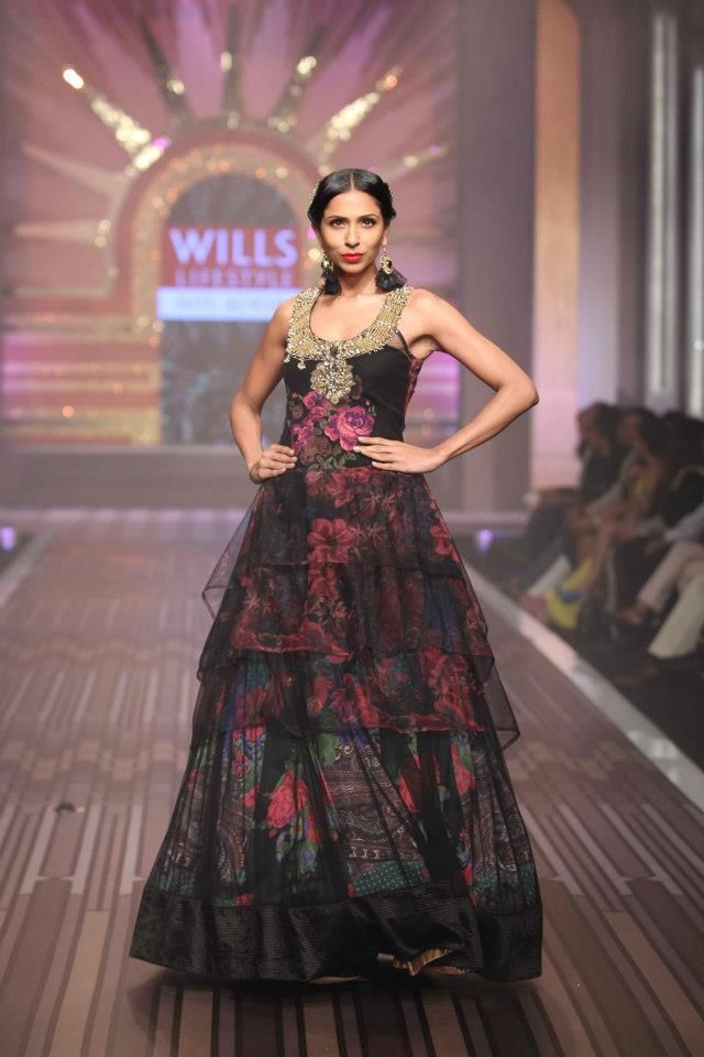 Blazing colours used for this collection made it even more glamorous. India Fashion Week, Ritu Kumar, Dress Patterns Free, Bridal Lehengas, Indian Couture, Smart Living, Indian Fashion Designers, Pakistani Bridal, Style Trends