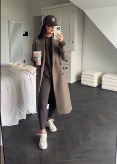 Trench Coat Active Wear, Gym To Street Style, Trench Coat Gym Outfit, Trench Coat And Trainers Outfit, Trench Coat Outfit Hoodie, Sweatshirt And Trench Coat, Sweatshirt And Coat Outfit, Trench With Hoodie Outfit, Adanola Coffee Bean