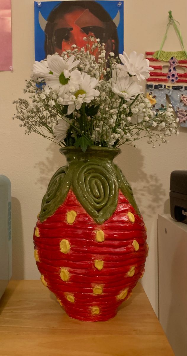 Strawberry vase ceramic inspiration Inspo fruit ceramics Coil Pots Ideas Design, Cool Vessel Ideas, Ceramic Coil Sculpture, Clay Coil Pots Simple, Ceramics Coil Vase, Ceramic Art Coil, Ceramic Coil Vase Ideas, Coil Pinch Pot Ideas, Coil Pot Inspiration