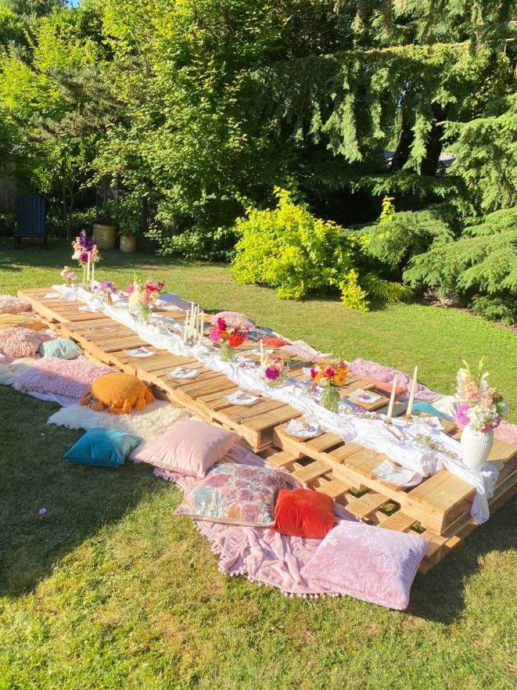 Boho picnic, garden party, bougie picnic, ladies brunch, outdoor brunch, pallet table ideas Southern Picnic Decorations, Pallet Tea Party, Garden Party On A Budget, 26th Birthday Dinner Ideas, Colorful Picnic Party, Picnic Aesthetic Table, 40th Birthday Picnic Ideas, Cute Picnic Party, Wood Pallet Picnic