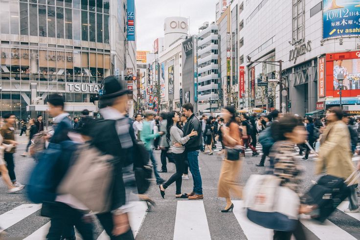 many people are crossing the street at an intersection