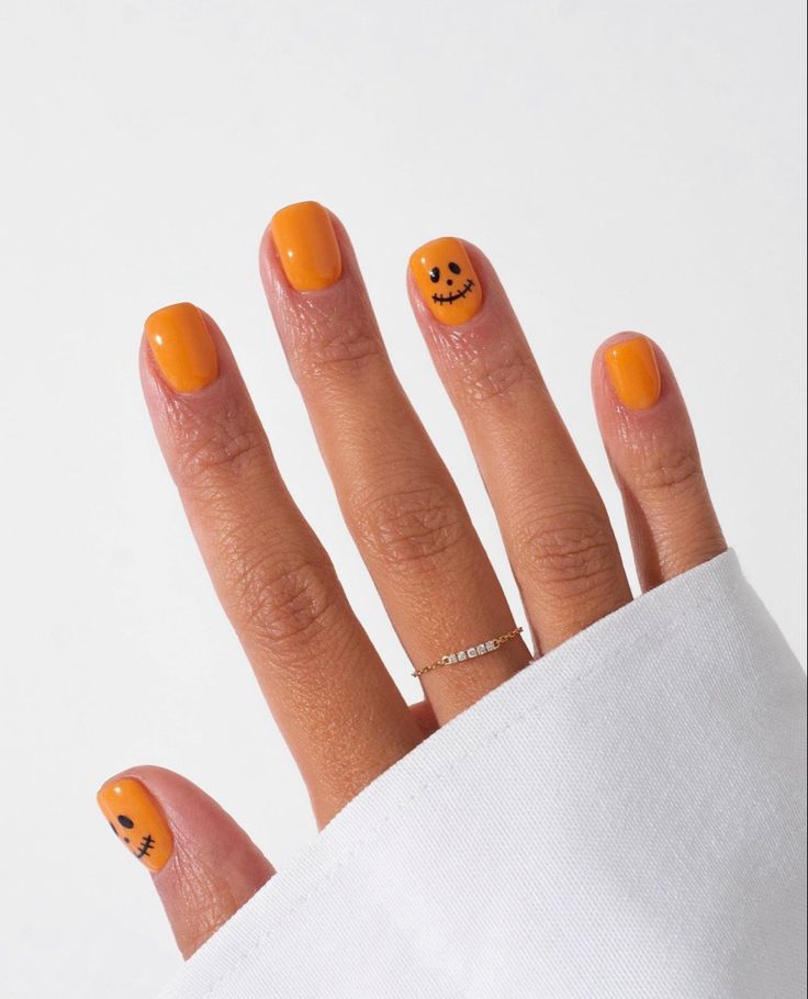 Easy Halloween Nails, Easy Halloween Nails Design, Pumpkin Nail Art, Halloween Nails Diy, Nail Art Halloween, Holloween Nails, Halloween Nails Easy, Simple Fall Nails, Cute Halloween Nails