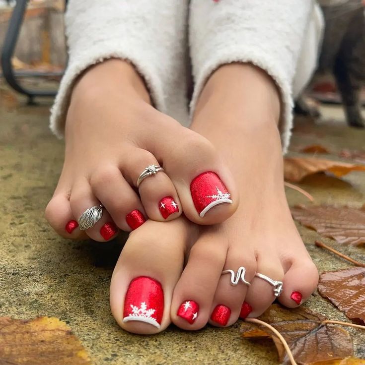 30 Latest Christmas Pedicure Ideas To Try In 2023! - alexie Pedicure Photos, Christmas Pedicure Ideas, Pedicure Ideas Winter, Christmas Pedicure, Christmas Toes, Pedicure Ideas, Gel Toe Nails, Pretty Toe Nails, Gel Toes