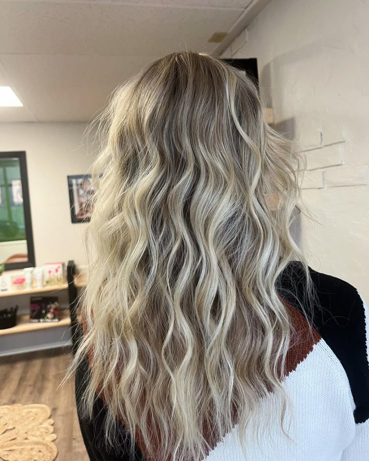 Blonde With A Root Tap, Deep Dimensional Blonde, Demential Blonde Hair, Blonde Highlights With Deminsion, Super Dimensional Blonde, Brown Roots With Blonde Highlights, Lived In Dimensional Blonde, Bayalage Blonde 2024, Darker Roots Blonde Hair