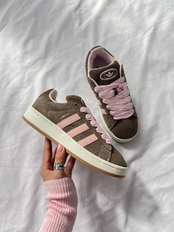 Shoes For School, Pretty Sneakers, Adidas Campus 00s, Preppy Shoes, Pretty Shoes Sneakers, Shoes Outfit Fashion, Shoe Wishlist, Adidas Shoes Women, Peinados Fáciles Para Cabello Corto