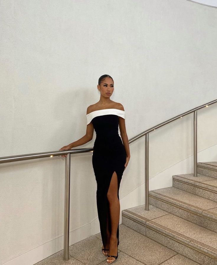 Night Out Dress Dinner, Dinner Dress Dinner Dresses Classy Elegant Long, Elegant Graduation Dress Classy, Award Ceremony Outfit For Women, Classy Event Outfit, Night Event Outfit Ideas Classy, Black And White Gala Outfit, Elegant Black Dress Classy Long, Black And White Dress Classy Elegant