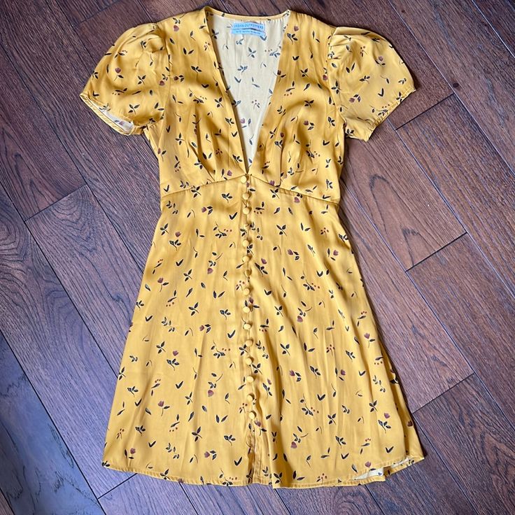 Never Worn Brand New Condition Without Tags Casual Mustard Mini Dress With Floral Print, Mustard Floral Print Mini Dress, Mustard Floral Mini Dress, Casual Mustard Mini Dress For Spring, Yellow Knee-length Mini Dress For Date Night, Yellow V-neck Mini Dress For Date Night, Casual Fitted Mini Dress With Lemon Print, Casual Fitted Lemon Print Mini Dress, Casual Yellow Mini Dress For Spring