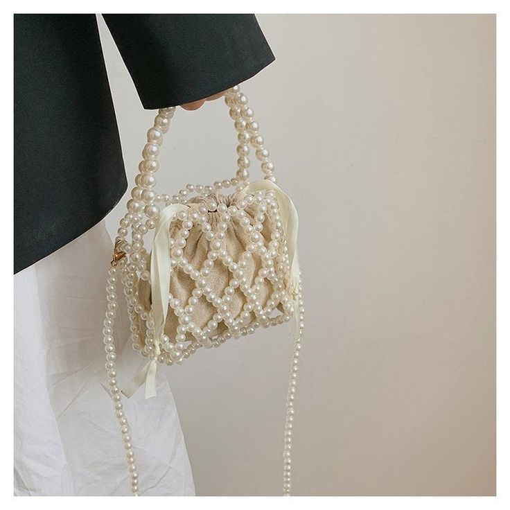 Add a touch of elegance and uniqueness to your accessory collection with our Handmade Pearls Handbag. This DIY Purse Mini Beaded Bag is meticulously crafted with high-quality pearls, offering a timeless and sophisticated look. Perfect for special occasions or as a stylish everyday accessory, this handbag is designed to be both functional and fashionable. Features: High-Quality Materials: Made with premium pearls that shine and add a luxurious touch to your ensemble. DIY Craftsmanship: Each bag i Handbag Diy, Beaded Earrings Diy, Diy Handbag, Diy Purse, Mini Handbag, Diy Set, Beaded Bag, Bracelets Handmade Beaded, Everyday Accessories