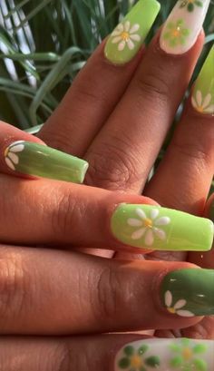 Green Nails With Yellow Flowers, Green Nails With Daisy, Daisy Nails Acrylic, Green Flower Nail Designs, Green Daisy Nails, Summer Nails Daisy, Green Nails With Flowers, Wild Flower Nails, Green Flower Nails