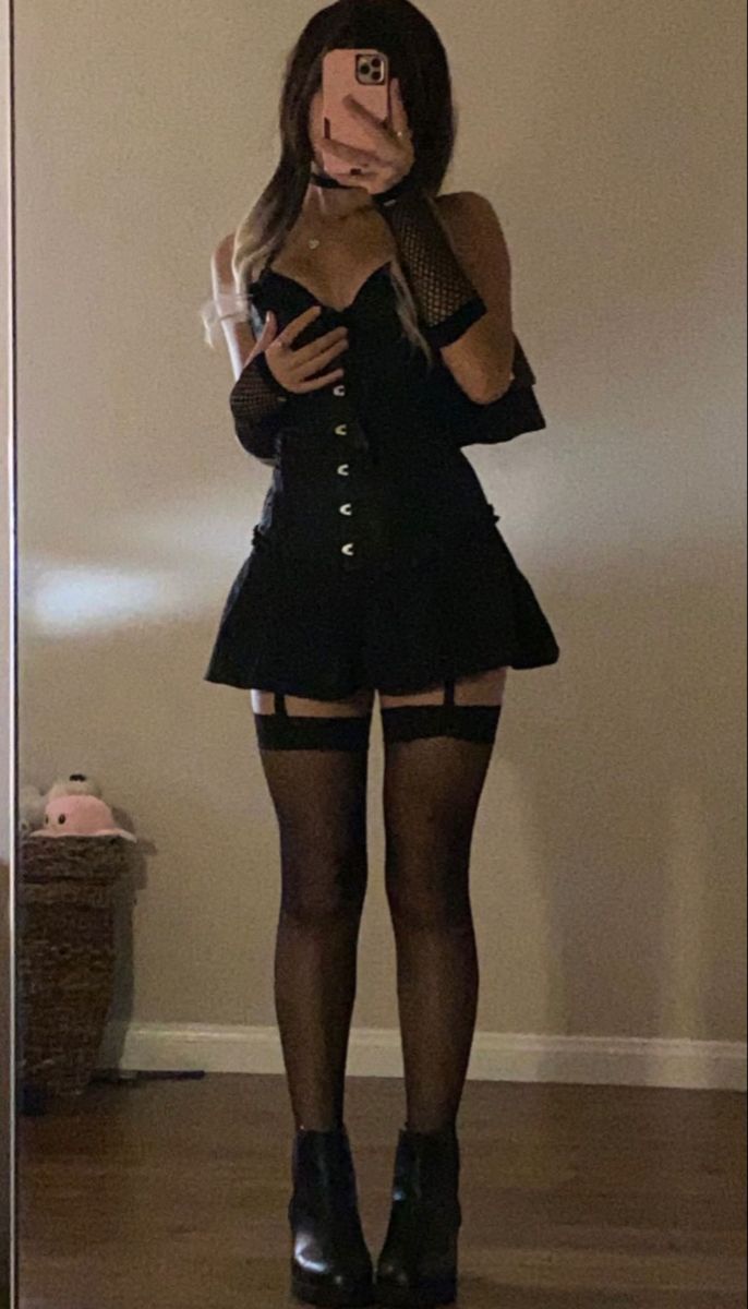 mirror picture pic halloween costume misa death note fishnets boots corset Misa Halloween Costume, Skater Skirt, Halloween Costumes, Halloween