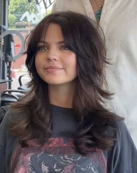 Latina Wolf Cut, Women’s Wolf Cut Haircut, Shag Hair Without Bangs, Wolf Cut Hair Long Round Face, Long Shag Round Face, Wolf Cut Plus Size, Long Wolf Cut Chubby Face, Wolf Cut Chubby Face, Long Wolf Cut Straight Hair Round Face