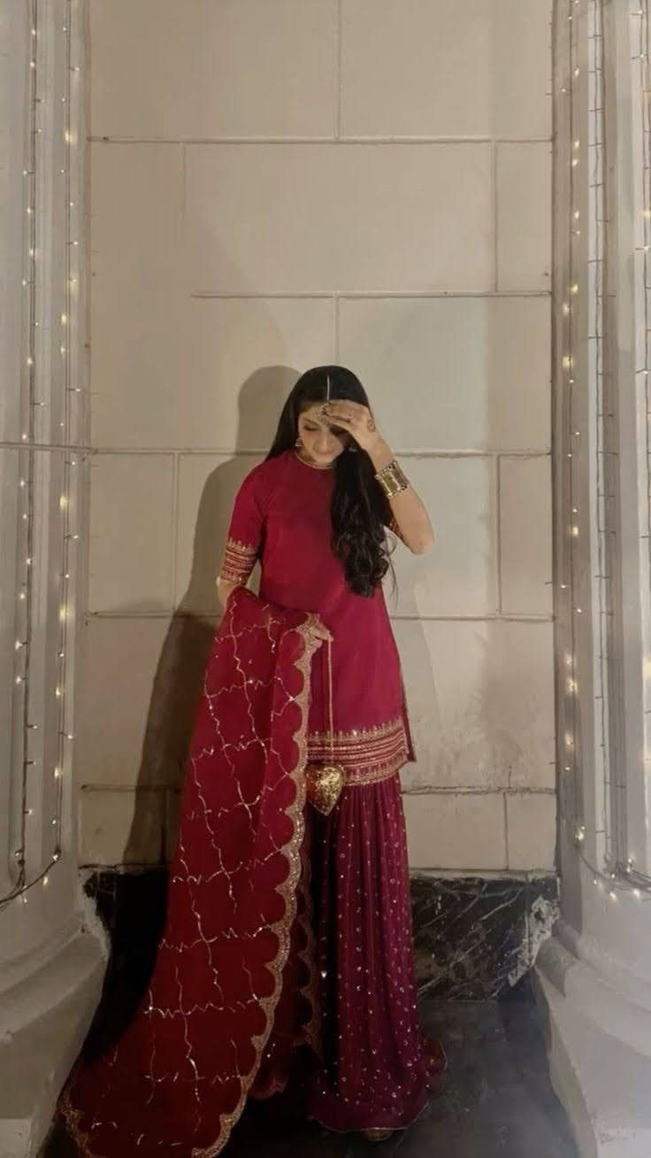 Red Suit Ideas Women, Dolki Outfits Pakistani, Gharara Styles Pakistani, Dholki Outfit Ideas, Red Sharara Bridal, Burgundy Indian Outfit, Aesthetic Gharara, Red Traditional Outfit, Fancy Suit Designs Pakistani