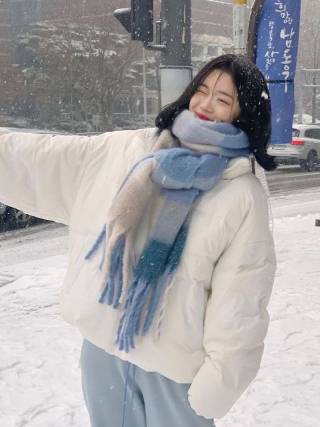 Korean winter outfit: puffer jacket Winter Outfits Korean, Korean Winter Outfits, Korean Winter, Winter Outfits Aesthetic, Japan Outfit, Winter Fashion Outfits Casual, Winter Outfits Cold, Cold Outfits, Cute Winter Outfits