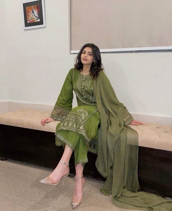 Pakistani Outfits Ideas, Desi Dress Ideas, Pakistani Clothes Aesthetic, Aesthetic Desi Clothes, Pakistani Suit For Women, Girl In Kurti Aesthetic, Poses In Pakistani Suits, Aesthetic Pakistani Suits, Desi Dress Pakistani Outfits