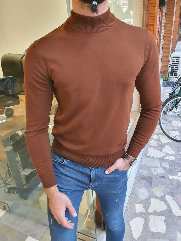 Brown in color! This turtleneck is knitted to a slim fit. A fall-winter 21/22 arrival Brown Turtleneck, Suits Clothing, Great Gifts For Men, Sweater Material, Brown Sweater, Mens Fashion Casual, Browning, Turtleneck Sweater, Colorful Sweaters