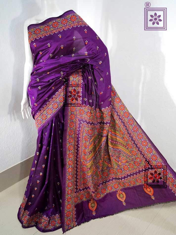 #KanthSaree #KanthaEmbroidery #HandEmbroidery #HandmadeInIndia #SupportHandmade #KanthaStitch Design on Bangalore Silk are something women are greatly impressed by. Despite of being an art form of ancient ages, this stitch has a huge demand & impression in Indian fashion Industry. Women are nowadays look for exclusiveness that make her unique from the rest. So the demand of kantha is growing day by day. Because, there is always something unique and new in this Kantha Stitch Design. Kantha Stitch Design, Black Saree Designs, Saree 2022, Kantha Work Sarees, Stitch Saree, Kantha Sarees, Kantha Embroidery, Black Saree, Embroidery Saree