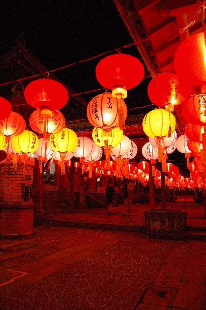 many lanterns are lit up in the dark