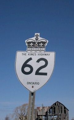 there is a sign that says the king's highway