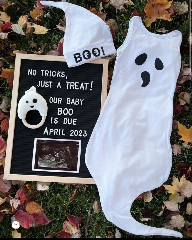 Baby 2 Announcement, Pregnancy Announcement Photoshoot, Halloween Pregnancy Announcement, Pregnant Halloween Costumes, Halloween Baby Shower Theme, Cute Pregnancy Announcement, Maternity Photography Poses Pregnancy Pics, Goth Baby