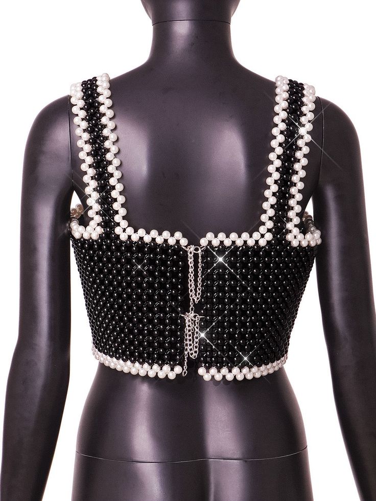 Pearl crop top. Black Crop Top For Party, Black Crop Top For Night Out, Pearl Top Outfit, How To Style Pearls, Beaded Clothes, Pearl Crop Top, American Street Fashion, Bra Chain, Beads Clothes