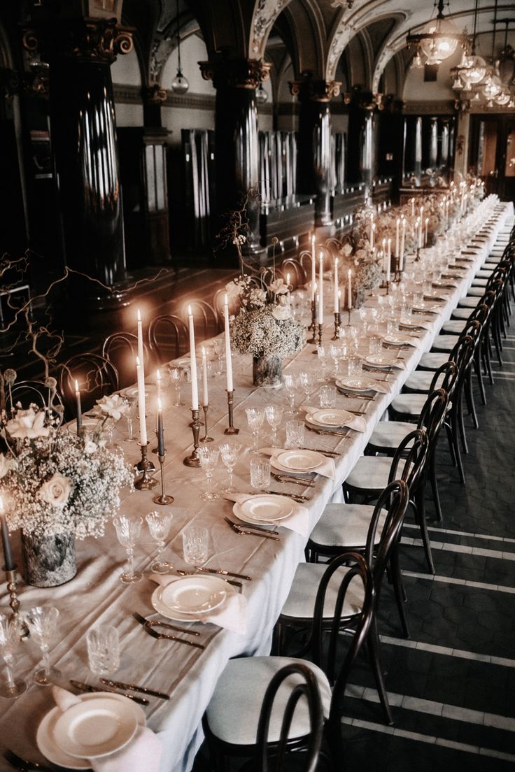 Image of a huge table in the halls of a castle glamorously decorated. Candle Wedding Reception Decoration, Elegant Castle Wedding, Castle Wedding Table Decor, Old World Glamour Wedding, Royal Wedding Inspiration, Old Money Wedding Table, Okd Money Wedding, Fall Wedding Black And White, Old Money Wedding Table Decor