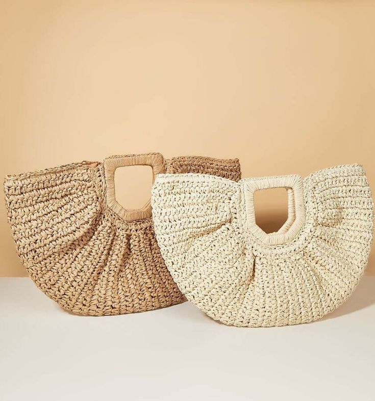 A must-have handbag for those sunny days and beyond. Crafted with natural raffia material, this curved handbag exudes a charming and stylish appeal that's sure to elevate your summer look. Chic and On-Trend: Our Half-Moon Straw Bag features a curved design that adds a touch of modernity and elegance to your outfit. Stay on-trend with this fashionable and eye-catching handbag that complements your style flawlessly. Eco-Friendly Raffia Material: Embrace the beauty of nature with this handbag, as i Stella Bag, Straw Handbags, Woven Tote Bag, Straw Bags, Straw Tote, Casual Tote, Shopper Tote, Woven Bag, Shopper Bag