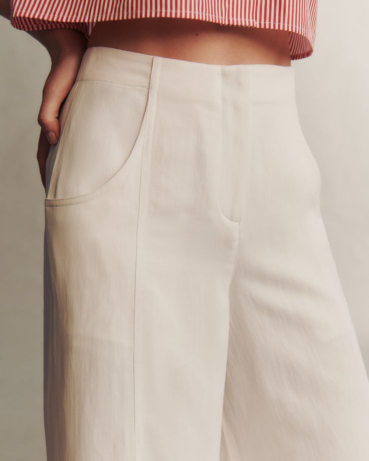 Signature high-rise floor length pant crafted in polished, and sheen coated viscose linen. This paneled pant is fitted at the hip and flares into a dramatic wide leg. Complete with a zip-fly, hook and eye fastening and deep side pockets. 76% VISCOSE, 24% LINEN Model is 5'10'' with 32.5'' bust / 34.5'' hips. Wearing size 4