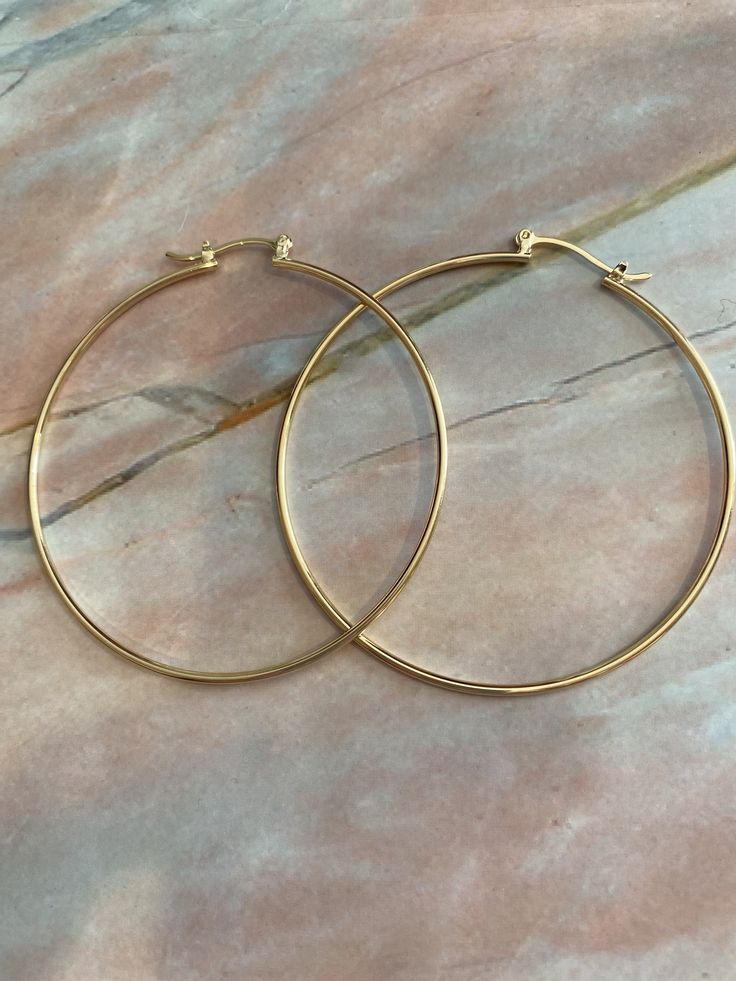 These are beautiful gold filled hoops. Perfect for everyday where or for a night out to make a statement. These hoops are light and won't put much weight on your ears. We have 7 diferentes sizes. *hypoallergenic and tarnish free -Please message me with any questions :) Bridal Party Earrings, Gold Filigree Earrings, Bridesmaid Earrings Gold, Winston Salem Nc, Cobalt Blue Earrings, Festival Earrings, Teal Earrings, Native American Beaded Earrings, Blue Dangle Earrings