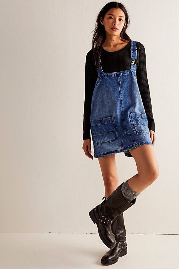 Jean Overall Dress Outfit Summer, Female Hipster Fashion, 1980s Country Fashion, Cute Summer Streetwear Outfits, Denim Dress Overalls Outfit, Free People Denim Dress, Creative Denim Outfits, Jean Mini Dress Outfit, Boho Denim Outfit