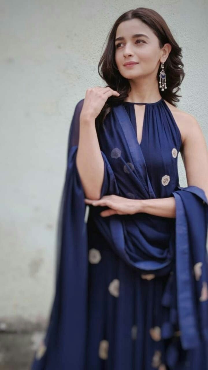 Aaliya Bhatt, Indian Kurti Designs, Simple Kurta Designs, Casual Indian Fashion, Salwar Kamiz, Indian Dresses Traditional, Traditional Indian Outfits, Kurti Designs Party Wear, Kurta Designs Women