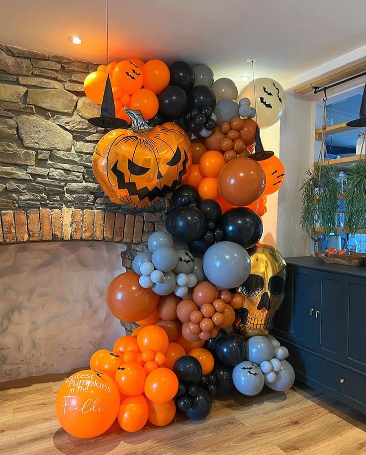 a bunch of balloons that are in the shape of pumpkins and jack - o'- lanterns