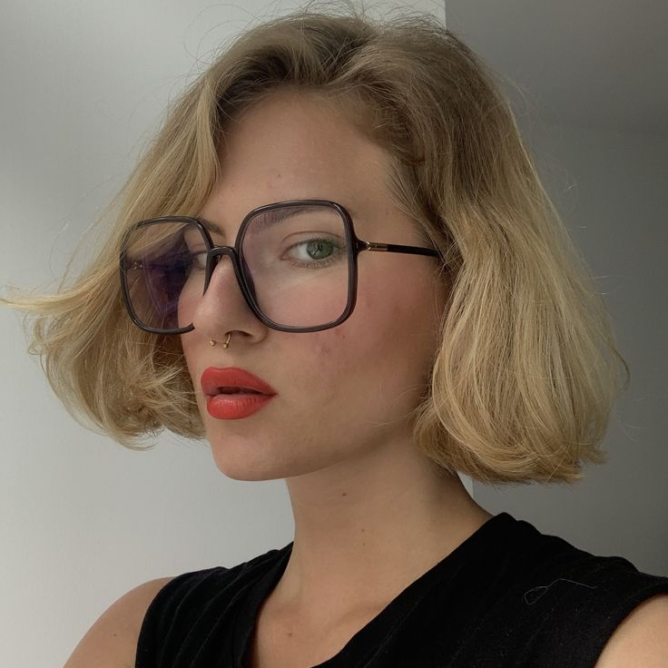 #dior #glasses #red #lipstick #short #hair #blonde #septum #piercing #fashion #ootd #aesthetic #art 70s Style Glasses, Short Hair Big Glasses, Glasses Outfit Aesthetic, Indie Glasses, Big Glasses Aesthetic, Eye Glasses Aesthetic, Short Hair And Glasses, Big Glasses Frames, 2023 Glasses