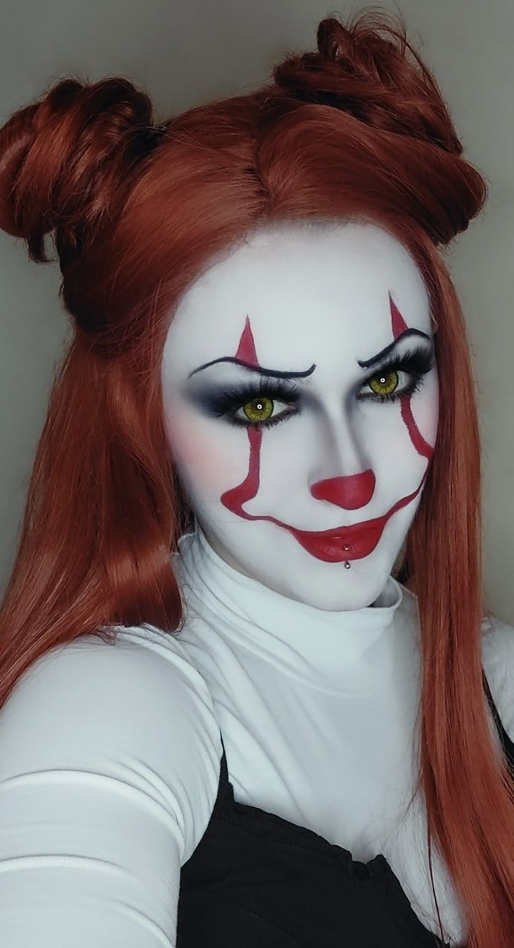 pennywise, makeup halloween, horror makeup, halloween vibes, stephenking Pennywise Face Painting, Scary Cosplay Makeup, Clown Face Ideas, Pennywise Inspired Outfit, Penny Wise Face Paint, Halloween Makeup Clown Scary, Halloween Clown Makeup Ideas, Female Pennywise Makeup, Pennywise Makeup Women