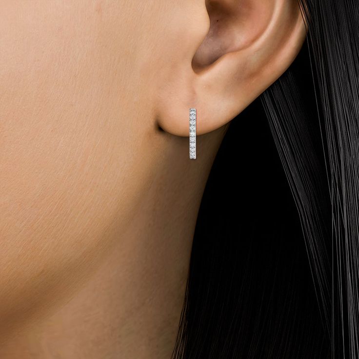 Estos glamurosos aretes tipo argolla tienen una hilera de deslumbrantes diamantes engarzados en punta engastados en oro lustroso. Asegurados con pestillos con bisagras, estos aretes de diamantes son perfectos para usar todos los días.