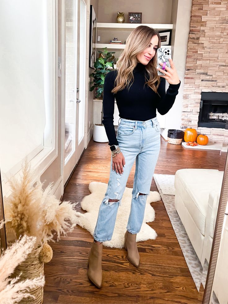 Professional Outfits Women 30s, High Wasted Jean Outfits Winter, Straight Leg Winter Outfit, October Weather Outfits, Light Cropped Jeans Outfit, Straight Cropped Jeans Outfit Winter, Cold Weather Outfits Business Casual, Relaxed Jeans Outfit Winter, High Rise Ankle Jeans Outfit