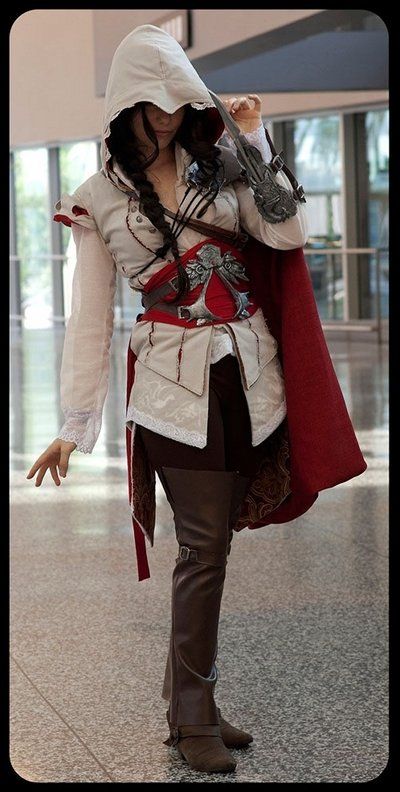 Female cosplay of Ezio (Assassin's Creed 2). Surprisingly and thankfully, it's not one of those sexy variations of his outfit. Assassins gotta stay properly and stylishly clothed! Assassin's Creed Cosplay, Assassins Creed Costume, Assassins Creed Cosplay, Belle Cosplay, Mode Steampunk, Female Assassin, Halloween Costumes College Girls, Epic Cosplay, Girls Dress Up