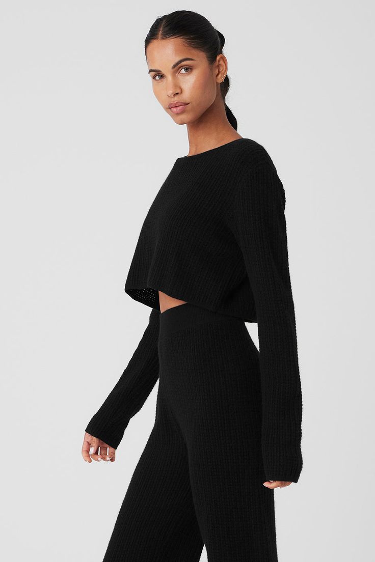 Movie marathons, grocery runs, road trips up the coast… It’s all cozier in this 100 percent cashmere waffle-knit top. Fitwise, it has long (scrunchable) sleeves, a wide neck, an easy fit and a cropped length that hits at the natural waist. Pair it with the matching pants or your go-to trousers, skirts, and shorts. Black Waffle Knit Pants, Cheap Stretch Sporty Sweater, Black Ribbed Cashmere Top, Alo Yoga Fall Loungewear Tops, Alo Yoga Long Sleeve Loungewear Sweater, Alo Yoga Tops With Ribbed Cuffs For Loungewear, Alo Yoga Long Sleeve Tops With Ribbed Cuffs, Alo Yoga Black Top For Loungewear, Fall Layering Tops By Alo Yoga