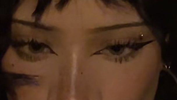 S Shape Eyebrow, Eyebrow Shaping Straight, Pointy Eyebrows Goth, Clean Emo Makeup, Alt School Makeup, 2000s Eyebrows, Dot Eyebrows, Pointed Eyebrows, Drawing On Eyebrows