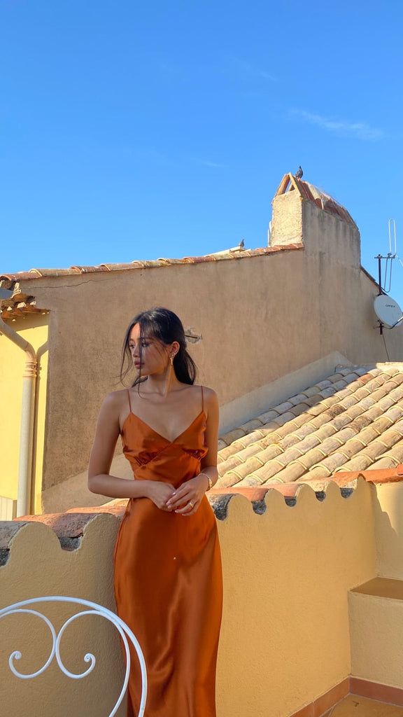 Fancy Dress Poses, Midsummer Outfit, Orange Outfit, Silk Slip Dress, Mode Inspo, Silk Slip, Positano, Orange Dress, Fancy Dresses