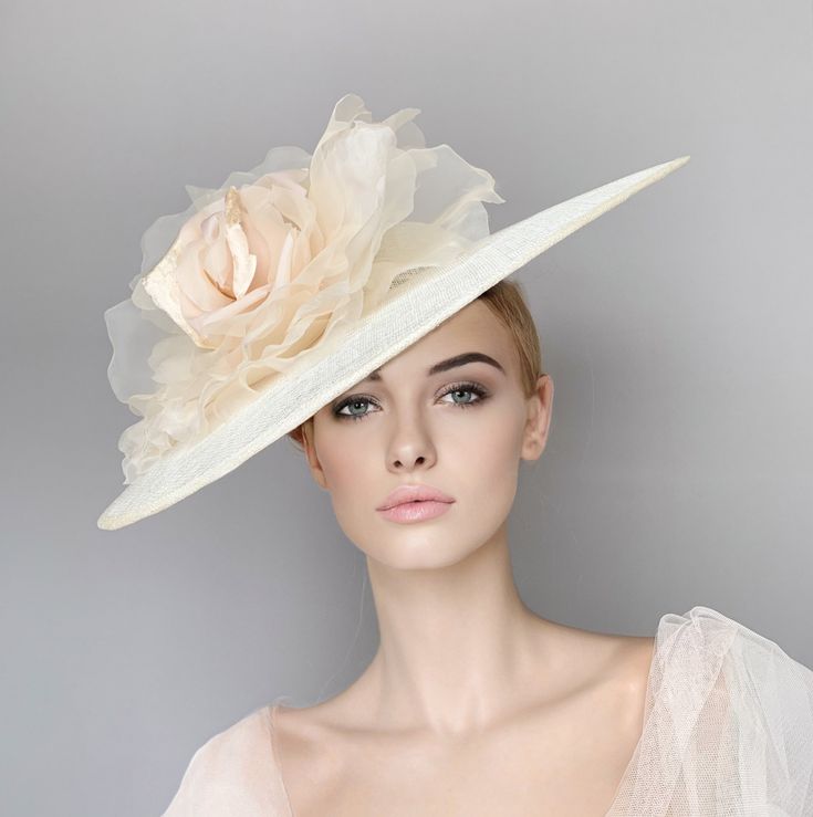 This stunning large brim Ivory hat is decorated with a beautiful flower in the same shades. This cream hat is perfect for the Kentucky derby, Ascot races, weddings or any special occasion. Secure by headband. If you can choose the side of the head were you like to wear the fascinator, can send me a mail. ** PROCESSING TIME: 5 -7 business days. ** DELIVERY TIME (DHL Express included): 2-4 business days to EEUU, 1-2 to Europe and 3-5 to Australia. Follow this link for more beautiful choices from ' White Derby Hat, Groom Hat, Bride Fascinator, Race Day Hats, Cream Hat, White Fascinator, Ascot Races, Hat Cream, Kentucky Derby Fascinator