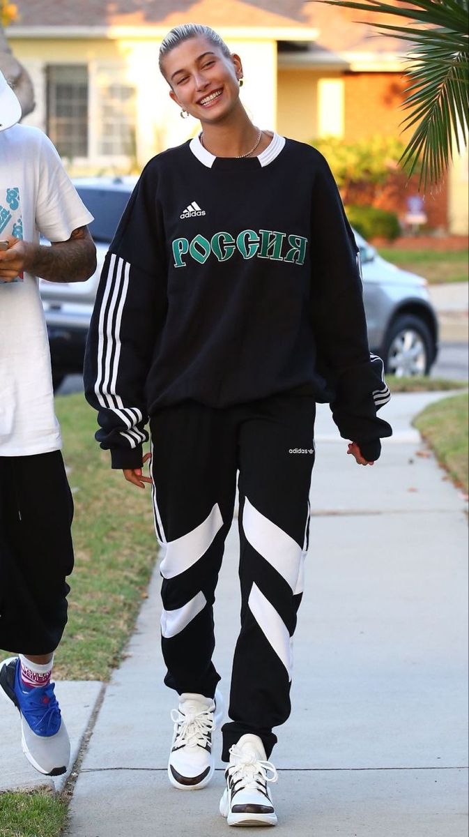 Adidas Celebrities, Hailey Baldwin Outfits, Athleisure Street Style, Hailey Baldwin Street Style, Estilo Hailey Baldwin, Hailey Rhode Baldwin, Hailey Baldwin Style, Oufits Casual, Modieuze Outfits