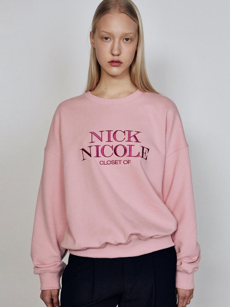 This sweatshirt from NICK&NICOLE embodies the brand's identity with its classic logo. The front features NICK&NICOLE lettering with volume embroidery.- High-quality neckline heritage tape enhancing durability- Oversized fit providing a relaxed and comfortable wearing experience- Versatile for daily wear, matching well with various bottoms* Please note that actual colors may vary due to monitor specifications and resolution.* The color of the product in model images may differ due to weat Pink Logo Detail Sweatshirt For Spring, Pink Logo Sweatshirt For Spring, Pink Cotton Sweatshirt With Logo Detail, Oversized Logo Lettering Top For Fall, Oversized Tops With Logo Lettering For Fall, Oversized Fall Tops With Logo Lettering, Relaxed Fit Tops With Logo Lettering For Fall, Fall Long Sleeve Sweatshirt With Logo Lettering, Spring Crew Top With Logo Detail