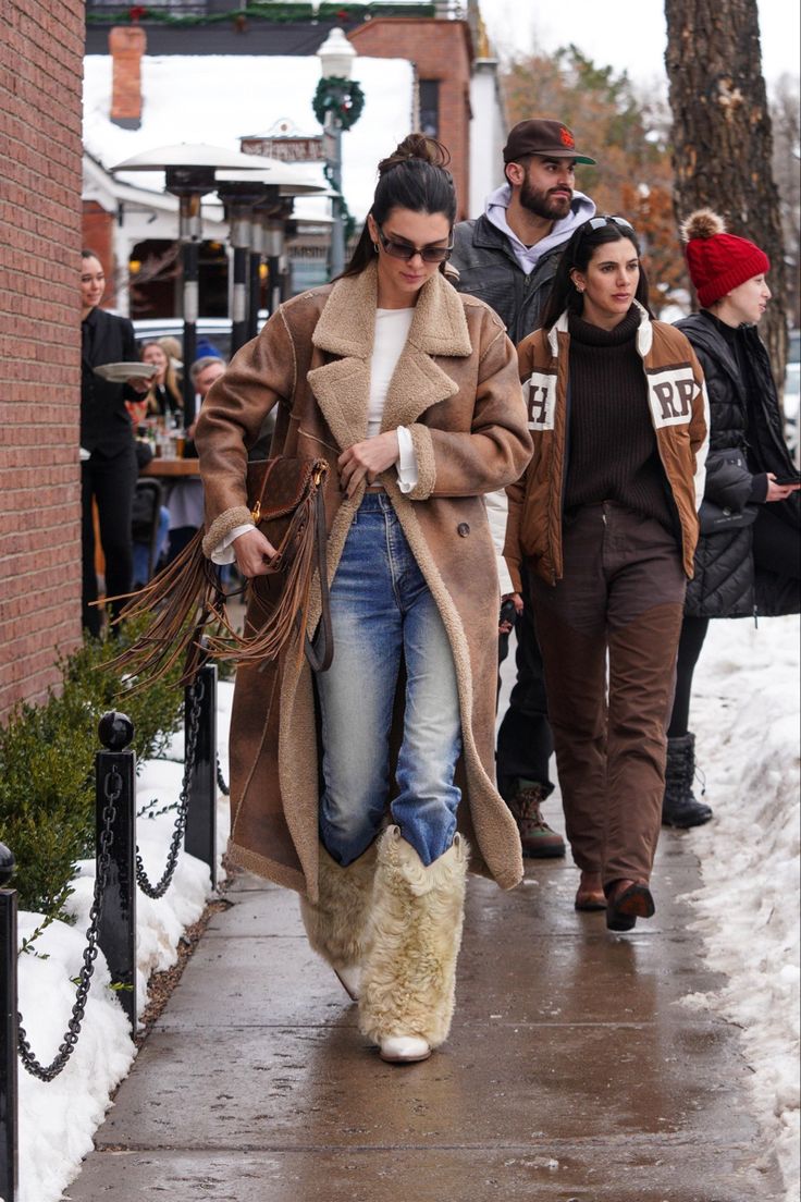 Big Bear Outfit, Kendall Jenner Outfits Winter, Sherpa Coat Outfit, Aspen Outfit Winter, Long Sherpa Coat, Europe Fits, Red Coquette, Western Winter, Bear Outfit